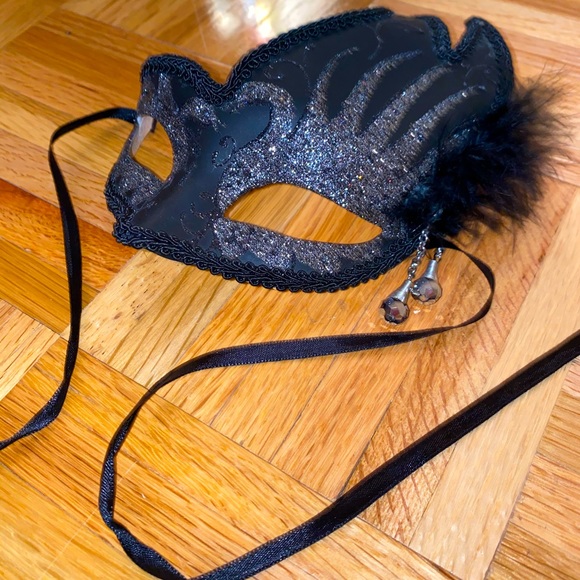 Custom Venetian feather beaded black mask one size - Picture 2 of 5